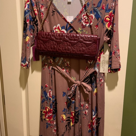 Chinese Laundry-Size 1X. Bundle a Vintage “Riki Rosetta Clutch bag w/chain  $35 - Picture 2 of 2